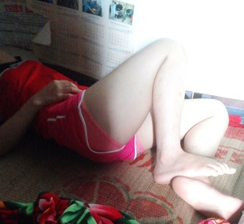 Chụp lén quần chip em gái ngủ say trong phòng trọ.